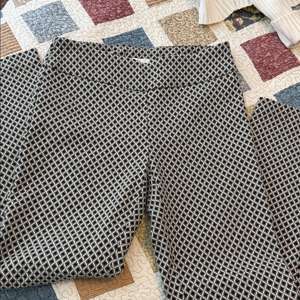 New Directions Black and White Diamond Pattern Pants